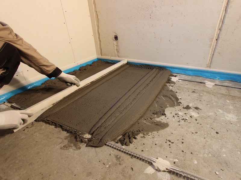 Стяжка пола ЦПС в квартире панельного дома с тонкими бетонными перекрытиями. Выравнивание пола по уровню. 